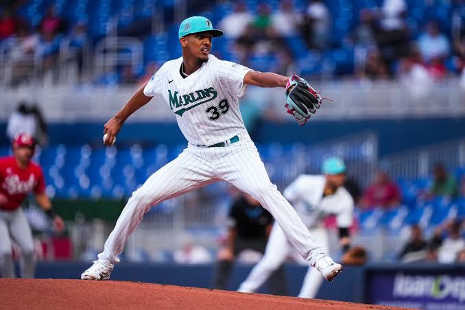 Eury Pérez iguala su marca y lidera remontada de Marlins sobre Rockies