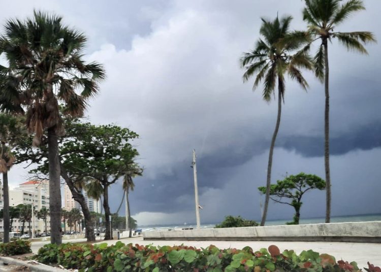 COE amplía restricción marítima en ambas costas por condiciones adversas