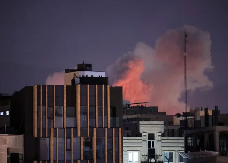 EE.UU. asegura haber destruido 17 barcos y 100 misiles balísticos de Irán