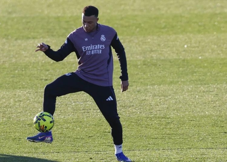Mbappé desmiente error médico del Real Madrid sobre su lesión de rodilla