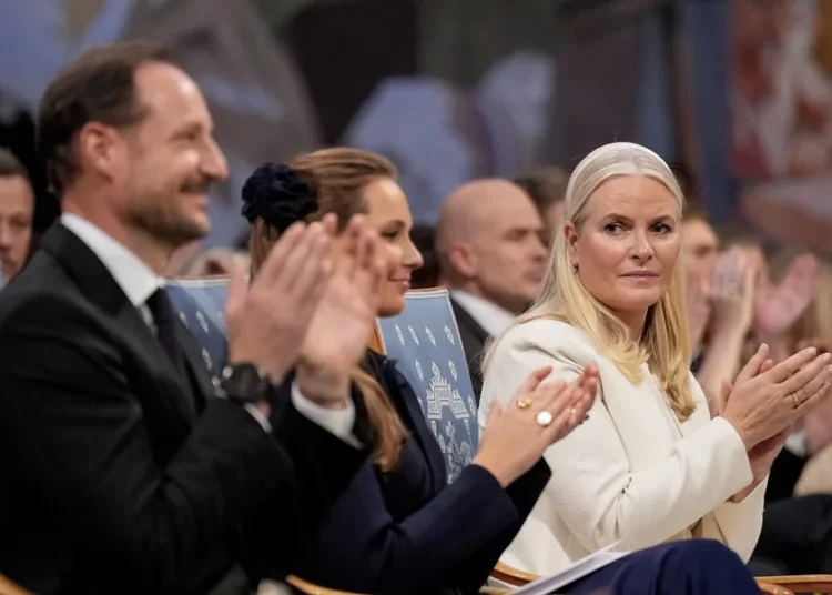 La princesa Mette-Marit de Noruega dice que fue engañada y manipulada por Epstein