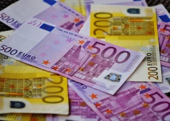 El euro cae por debajo de los 1,16 dólares por aversión al riesgo ante la guerra en Irán
