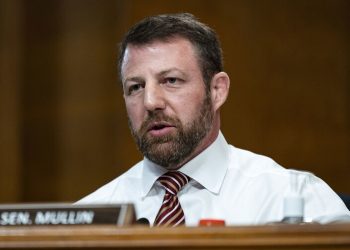 Senado confirma a Markwayne Mullin al frente de Seguridad Nacional de EE.UU.