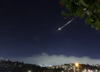 Irán lanza una nueva ola de ataques aéreos contra Tel Aviv y otros territorios