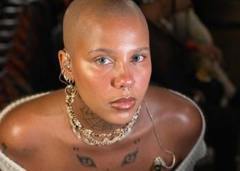 Tokischa sorprende al cortarse el cabello en pleno escenario en concierto de FKA Twigs