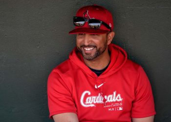 Cardenales extienden contrato del dirigente Oliver Mármol por dos años