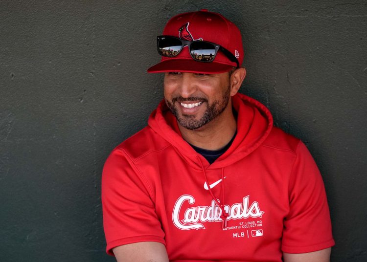 Cardenales extienden contrato del dirigente Oliver Mármol por dos años