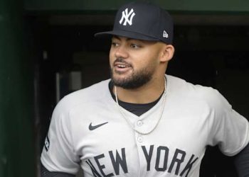 Domínguez sale lesionado tras pelotazo en el codo en juego Yankees-Rangers