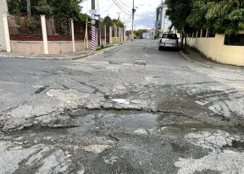 Residentes en SDN claman intervención urgente ante colapso cloacal, deterioro de calles y deficiente recogida de basura