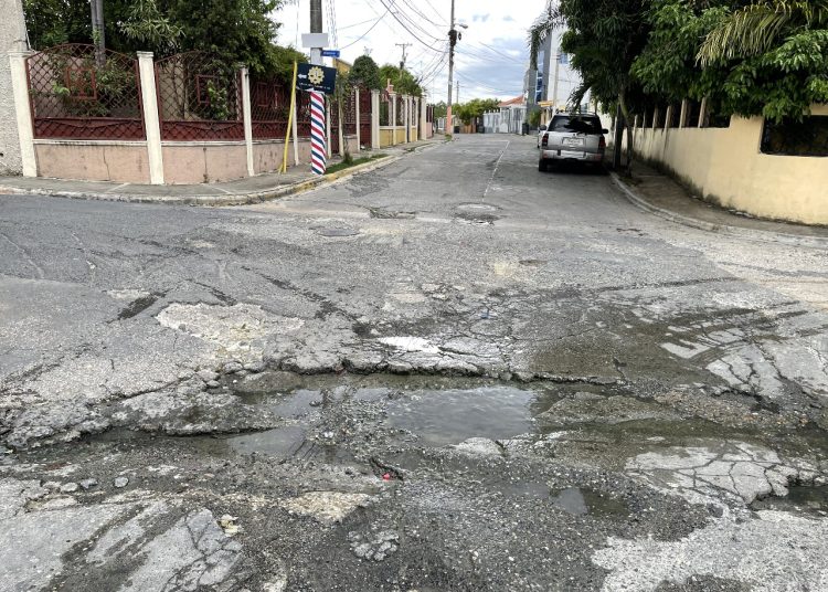 Residentes en SDN claman intervención urgente ante colapso cloacal, deterioro de calles y deficiente recogida de basura