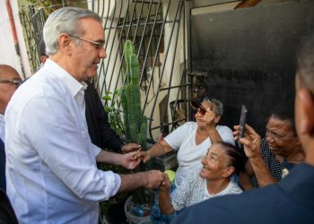 Abinader visita Los Platanitos y ordena solución definitiva a laguna e imbornales 