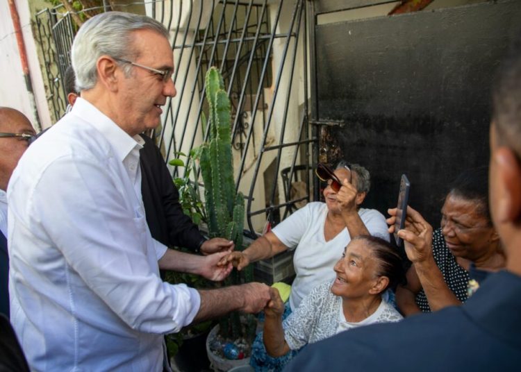 Abinader visita Los Platanitos y ordena solución definitiva a laguna e imbornales 