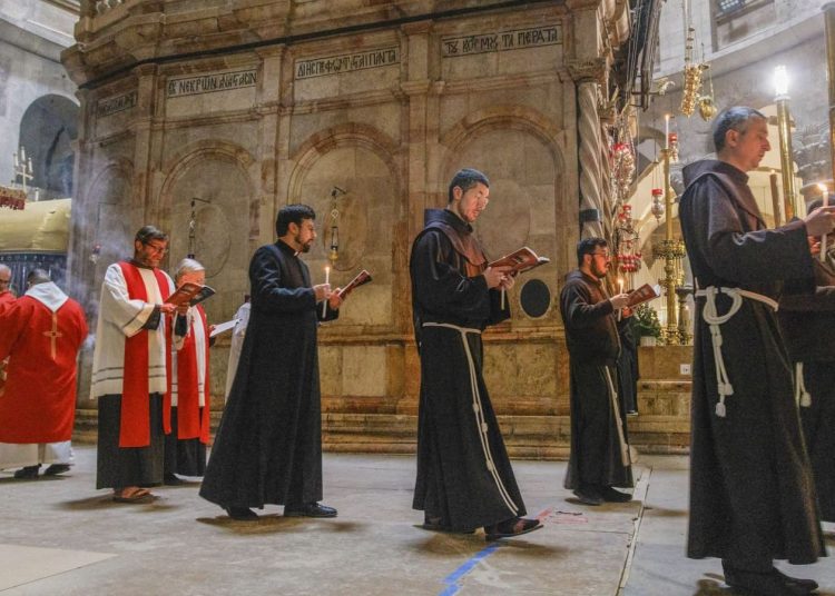 Patriarca latino de Jerusalén celebra el Domingo de Pascua a puerta cerrada en el Sepulcro