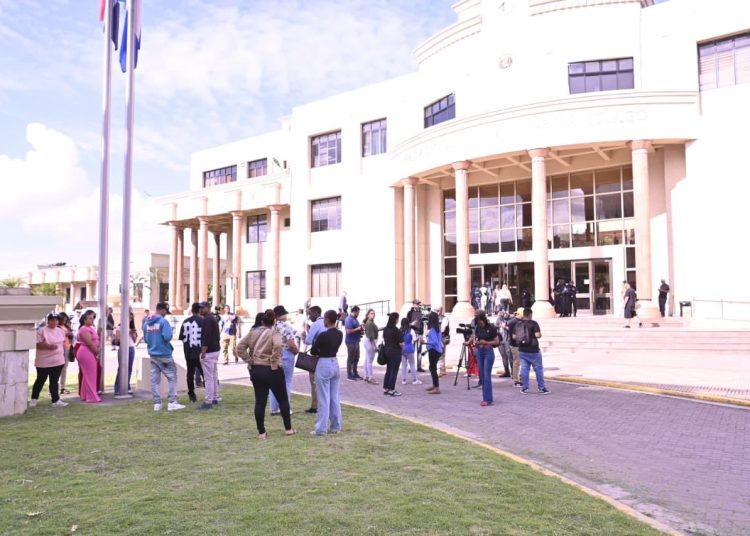 Bajo fuerte seguridad conocerán coerción contra siete acusados por muerte de chofer en Santiago