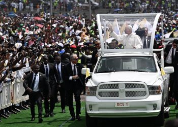 El papa dice que hay «pan para todos» si no se «acapara», en misa multitudinaria en Duala