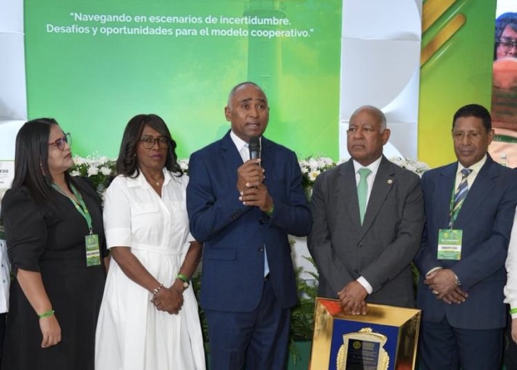 150 cooperativas de seis países reconocen a Julito Fulcar y le dedican congreso internacional