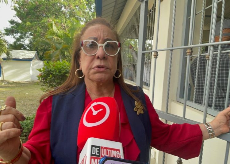 Gobernadora de Santiago califica de “vergonzosa” la situación tras lluvias por desechos sólidos