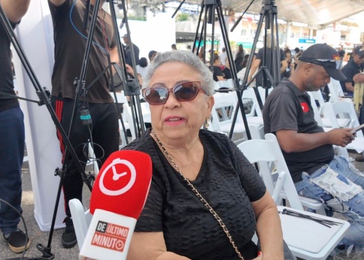 Vecina del Jet Set expresa indignación en misa: “Estoy dispuesta hasta tirar piedras”