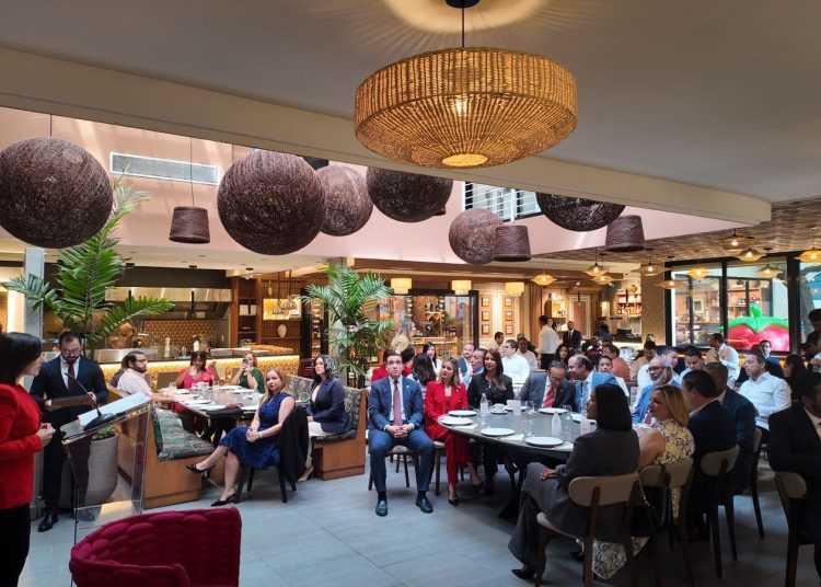 “Amigos que Suman” celebra IX aniversario con panel por una mejor comunicación