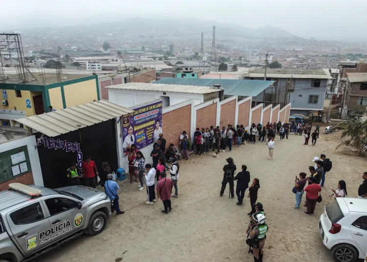 Perú abre un día tarde colegios para 52.000 electores que se quedaron sin votar el domingo