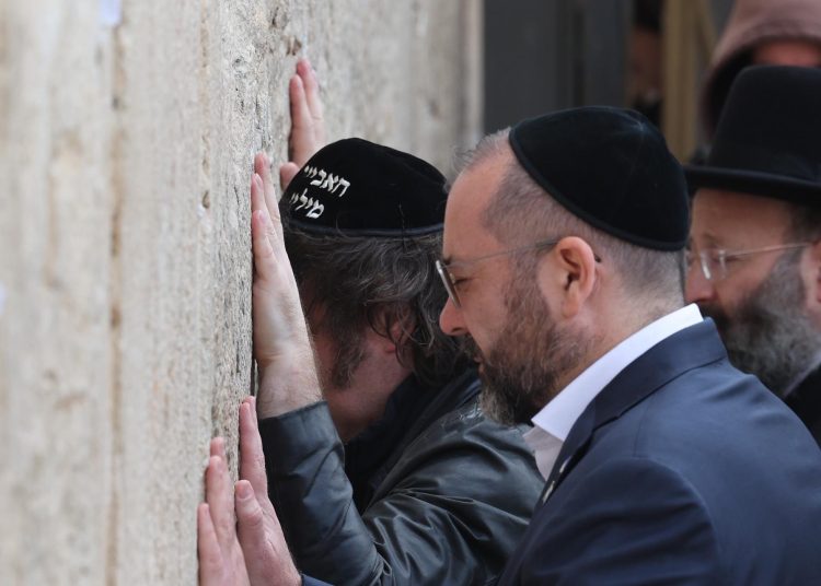 El presidente argentino Javier Milei visita el Muro de las Lamentaciones en Jerusalén