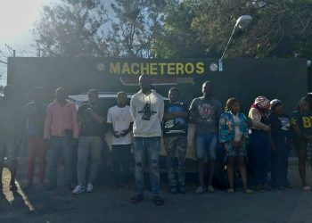 Tras persecución: Ejército intercepta vehículo con 16 haitianos indocumentados y detiene conductor en Valverde