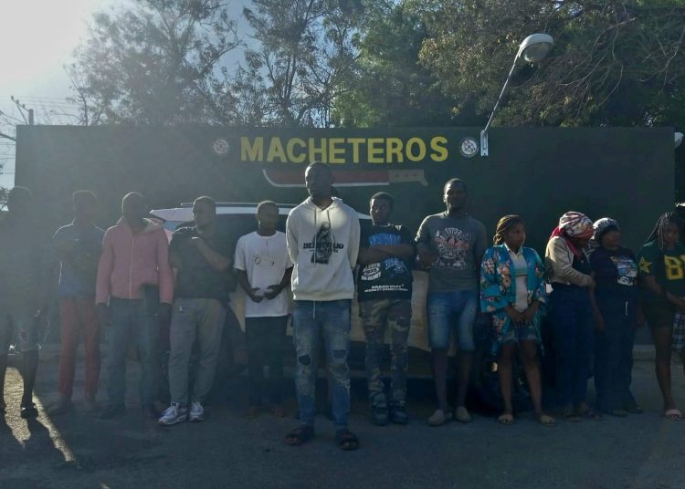 Tras persecución: Ejército intercepta vehículo con 16 haitianos indocumentados y detiene conductor en Valverde