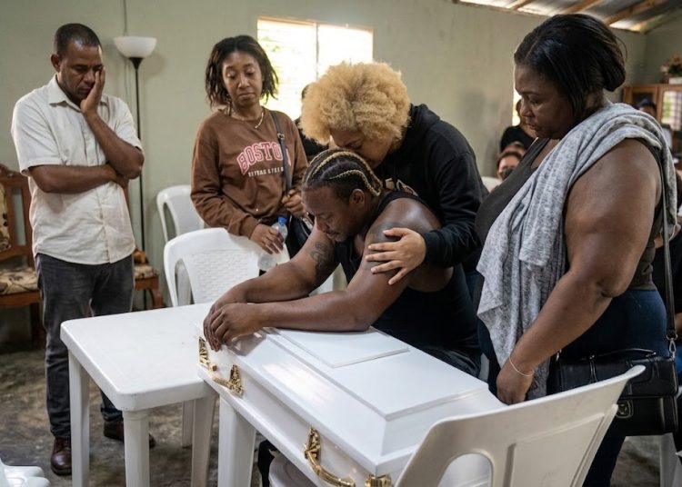 Desgarradora despedida: Velan restos de niña que murió tras colapso de pared por lluvias