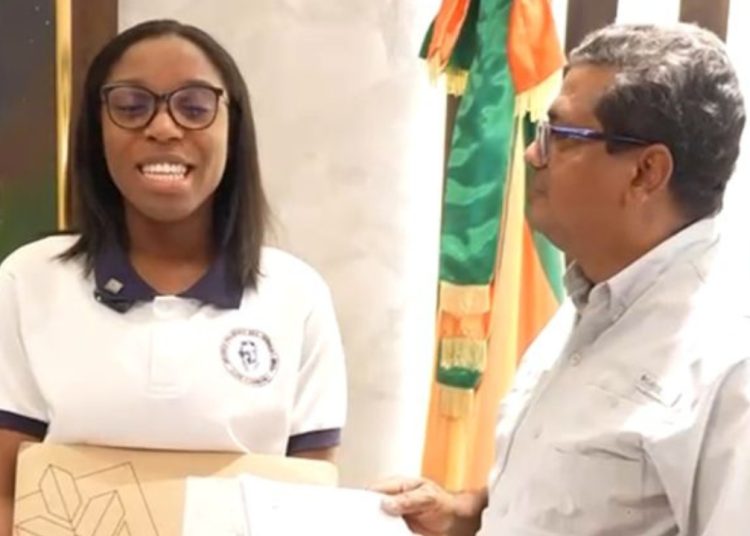 Alcaldía de Los Alcarrizos otorga apoyo económico a joven becada para estudiar en Estados Unidos