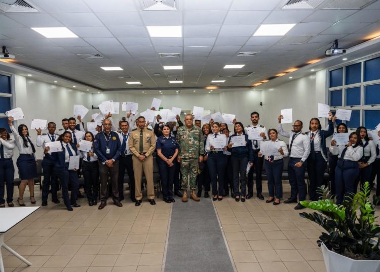 Lee Ballester certifica a 37 nuevos inspectores migratorios