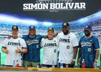 Miembros del Pabellón de la Serie del Caribe engalanan el estreno de la Liga Monumental