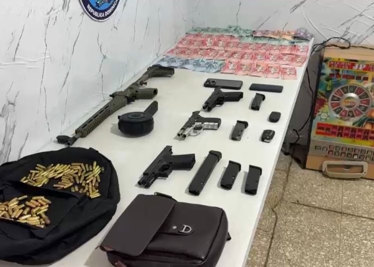 DINTEL apresa tres hombres con armas de fuego y dinero en operativo en SFM