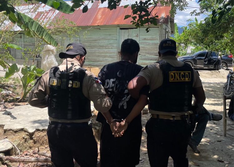 Capturan a «Piku» y «El Wa» con arsenal de drogas y arma de fuego en Loma de Cabrera