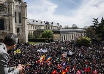Miles de personas se manifiestan contra el racismo tras los ataques a un alcalde francés