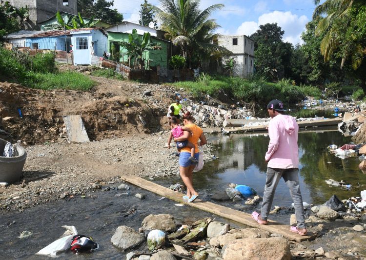 Hallan hombre sin vida en el río Lebrón, en la autopista Duarte