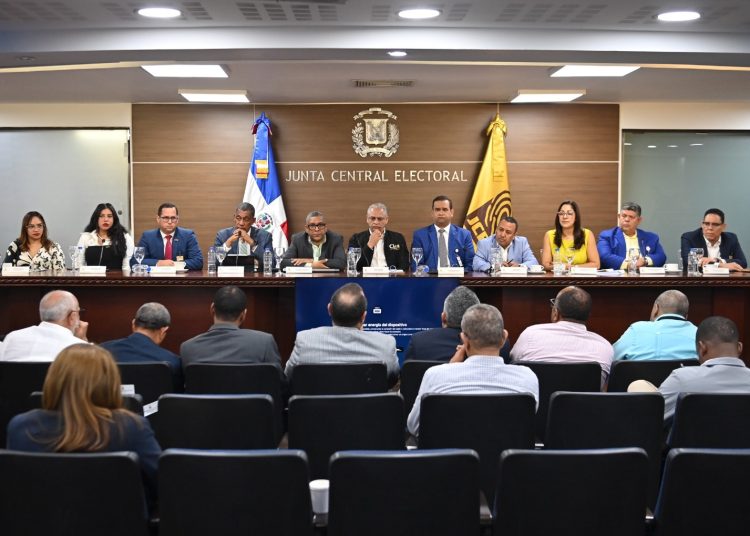 Mesa técnica de la JCE trata avances de cedulación con organizaciones políticas