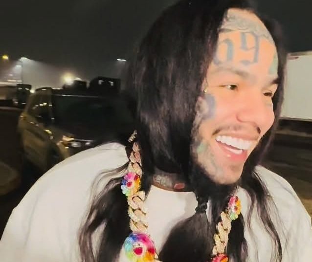 Tekashi sale de prisión y sorprende con un recuerdo firmado supuestamente por Maduro