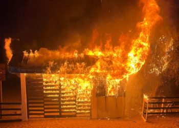 Investigan incendio de caseta en la entrada de Las Dunas de Baní; sospechan acción criminal