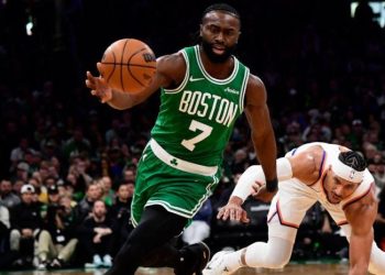 Tatum y Brown impulsan a Celtics sobre Sixers y toman ventaja en la serie