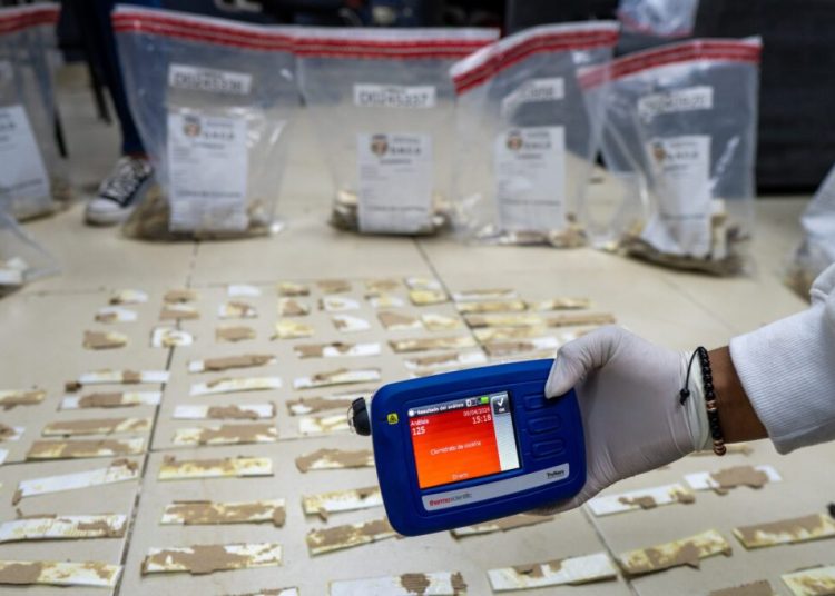 DNCD frustra envío de 735 láminas de presunta cocaína ocultas en cajas rumbo a España