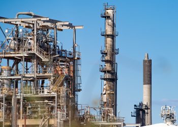 Un incendio en una de las principales refinerías de Australia amenaza el suministro local