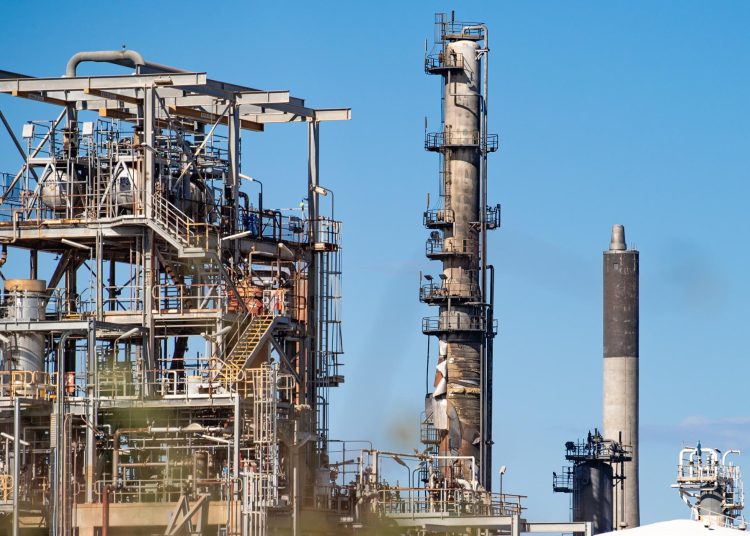 Un incendio en una de las principales refinerías de Australia amenaza el suministro local