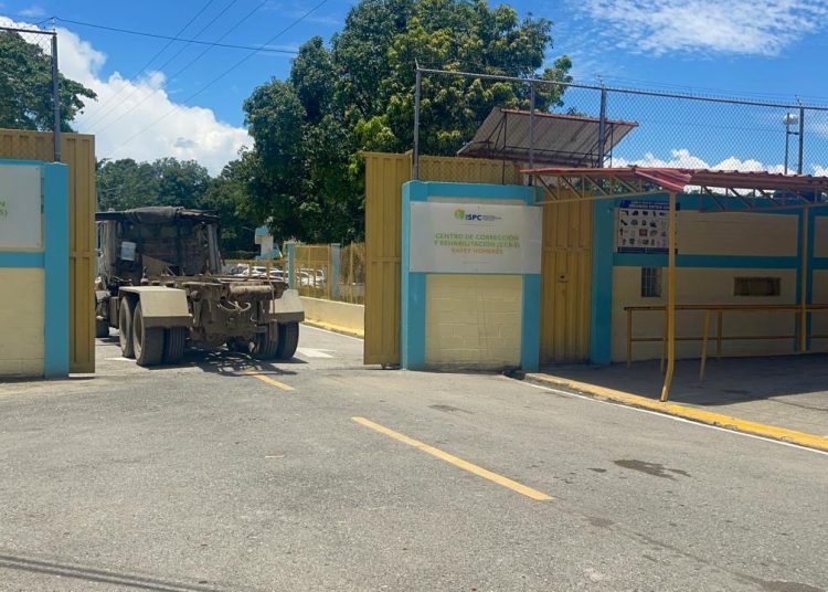 Familiares denuncian maltratos y aislamiento de internos en Rafey Hombres, en Santiago