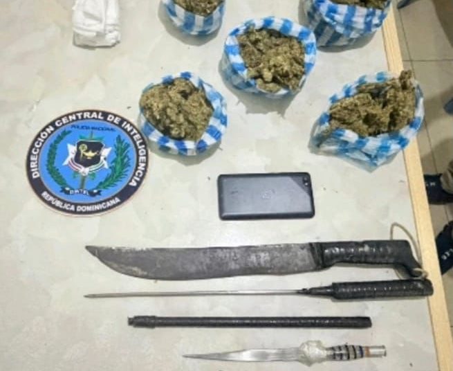 Autoridades ocupan drogas, armas blancas y otros objetos durante allanamiento en Espaillat