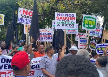 Comerciantes y comunitarios protestan frente al Palacio Nacional por presunto desalojo en Santo Domingo Este