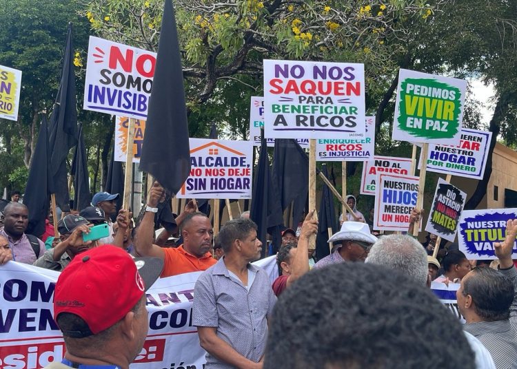 Comerciantes y comunitarios protestan frente al Palacio Nacional por presunto desalojo en Santo Domingo Este