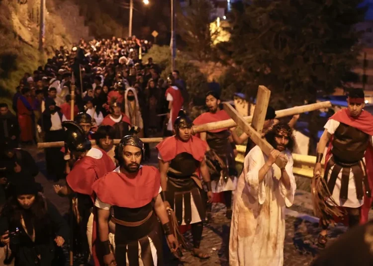 Creyentes en Bolivia conmemoran el Viernes Santo con plegarias por la paz mundial