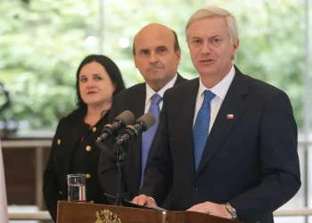 Kast da continuidad a política migratoria de Chile y expulsa a primer grupo de extranjeros