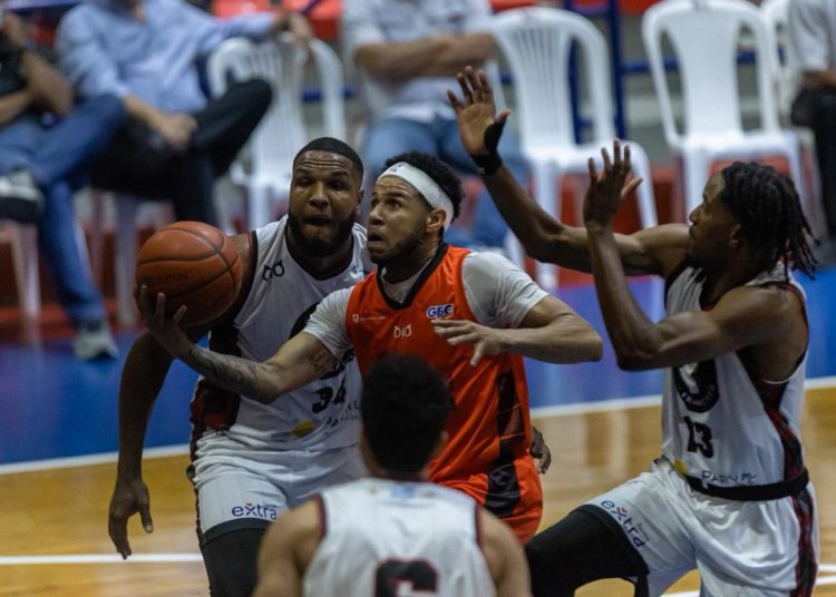 Luismal Ferreiras y Charles Brown Jr. lideran contundente triunfo de los Gigantes sobre los Leones