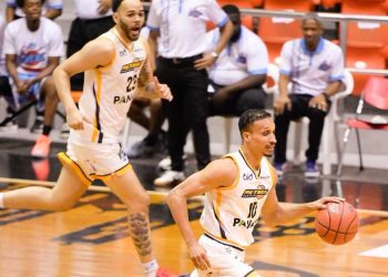 Metros mantienen su invicto y aplastan a Titanes para mejorar a 5-0